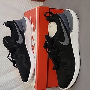 New, mens size 9, NIKE TESSEN, black/cool grey-white